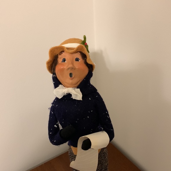 "THE CAROLERS"  SINGING MAN FIGURE 1982 - BUYERS CHOICE - Picture 2 of 10